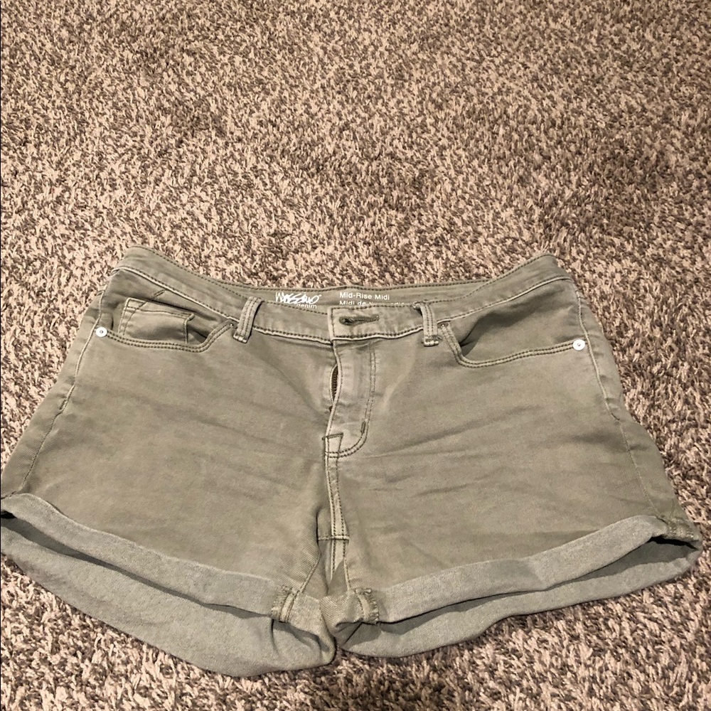 Universal Thread Shorts